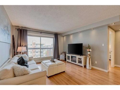 805-1335 12 Avenue Sw, Calgary, AB - Indoor Photo Showing Living Room