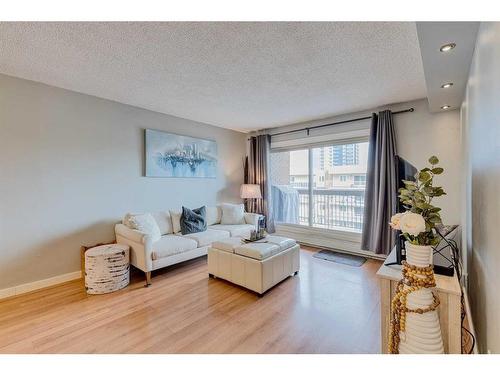 805-1335 12 Avenue Sw, Calgary, AB - Indoor Photo Showing Living Room