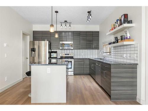 2-709 17 Avenue Nw, Calgary, AB - Indoor Photo Showing Kitchen With Upgraded Kitchen