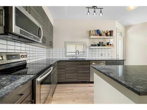 2-709 17 Avenue Nw, Calgary, AB - Indoor Photo Showing Kitchen With Upgraded Kitchen