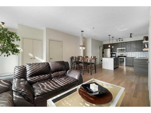 2-709 17 Avenue Nw, Calgary, AB - Indoor Photo Showing Living Room