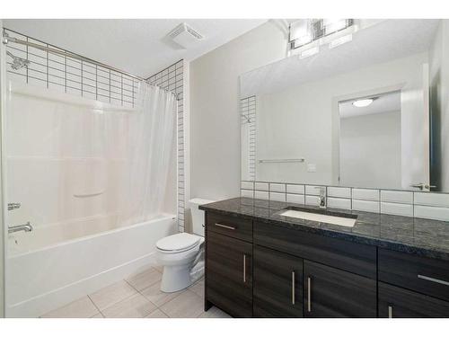 2-709 17 Avenue Nw, Calgary, AB - Indoor Photo Showing Bathroom