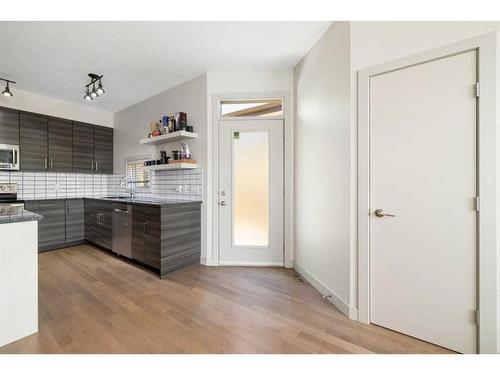 2-709 17 Avenue Nw, Calgary, AB - Indoor Photo Showing Kitchen