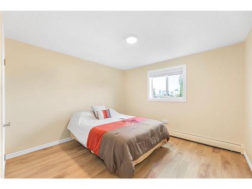 421-808 Royal Avenue Sw, Calgary, AB - Indoor Photo Showing Bedroom