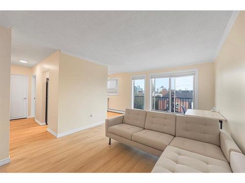 421-808 Royal Avenue Sw, Calgary, AB - Indoor Photo Showing Living Room