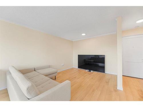 421-808 Royal Avenue Sw, Calgary, AB - Indoor Photo Showing Living Room