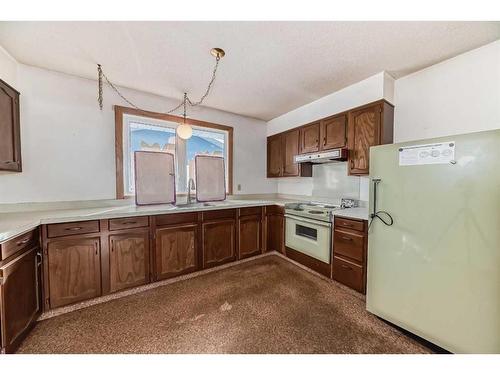 1107 Hunterston Hill Nw, Calgary, AB - Indoor Photo Showing Kitchen