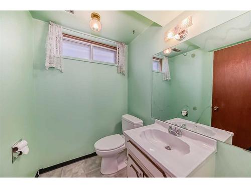 1107 Hunterston Hill Nw, Calgary, AB - Indoor Photo Showing Bathroom