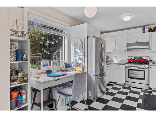 224 Jasper Way, Banff, AB - Indoor Photo Showing Kitchen