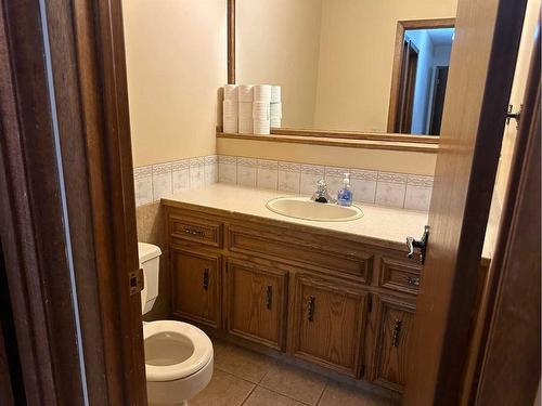 220 Edforth Place Nw, Calgary, AB - Indoor Photo Showing Bathroom