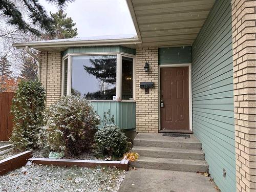 220 Edforth Place Nw, Calgary, AB - Outdoor