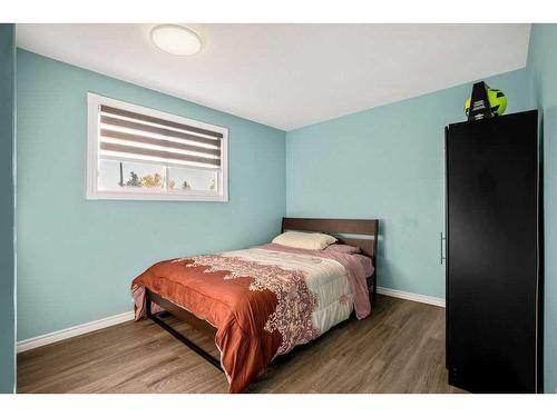 211 Whiteside Road Ne, Calgary, AB - Indoor Photo Showing Bedroom