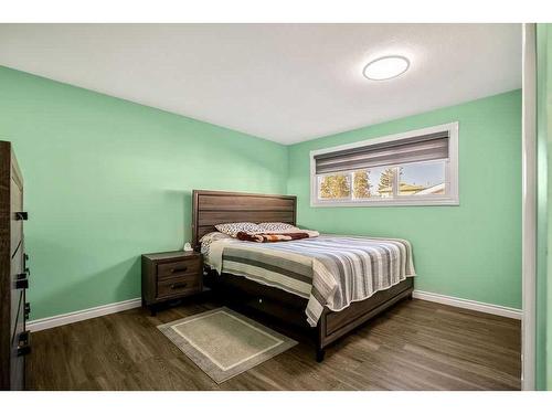 211 Whiteside Road Ne, Calgary, AB - Indoor Photo Showing Bedroom