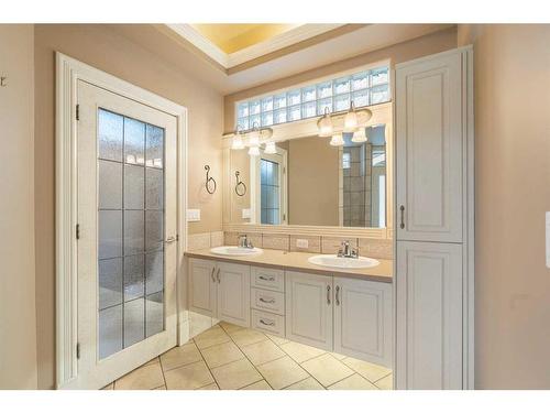 307 Wildwood Drive Sw, Calgary, AB - Indoor Photo Showing Bathroom