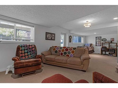 41 Rowland Lane, Okotoks, AB - Indoor Photo Showing Living Room