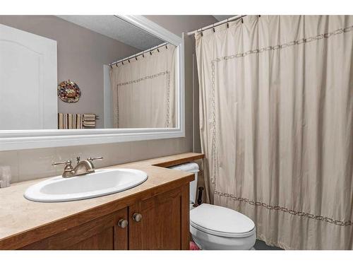 41 Rowland Lane, Okotoks, AB - Indoor Photo Showing Bathroom