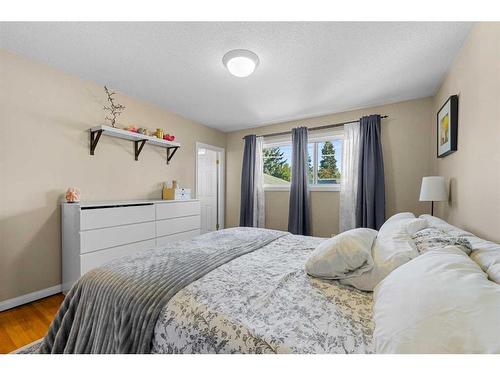 1432 Northmount Drive Nw, Calgary, AB - Indoor Photo Showing Bedroom