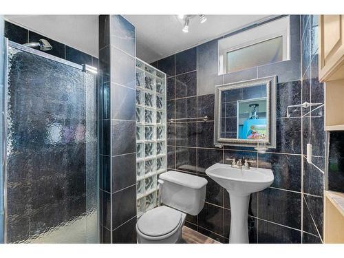 1432 Northmount Drive Nw, Calgary, AB - Indoor Photo Showing Bathroom