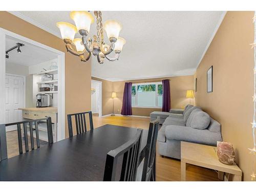 1432 Northmount Drive Nw, Calgary, AB - Indoor Photo Showing Dining Room