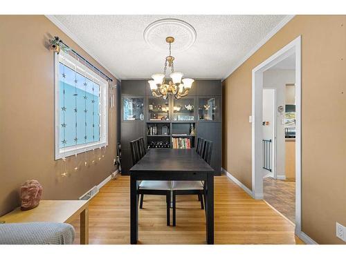 1432 Northmount Drive Nw, Calgary, AB - Indoor Photo Showing Dining Room