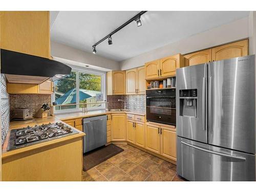 1432 Northmount Drive Nw, Calgary, AB - Indoor Photo Showing Kitchen