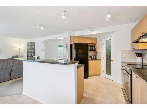 157 Evansmeade Circle Nw, Calgary, AB - Indoor Photo Showing Kitchen