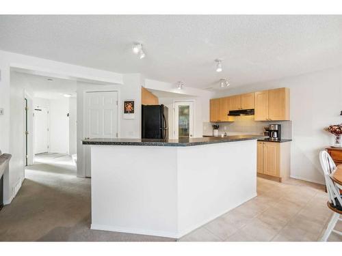 157 Evansmeade Circle Nw, Calgary, AB - Indoor Photo Showing Kitchen