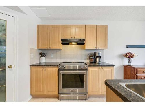 157 Evansmeade Circle Nw, Calgary, AB - Indoor Photo Showing Kitchen