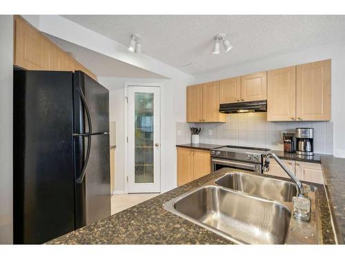 157 Evansmeade Circle Nw, Calgary, AB - Indoor Photo Showing Kitchen With Double Sink