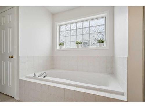 157 Evansmeade Circle Nw, Calgary, AB - Indoor Photo Showing Bathroom