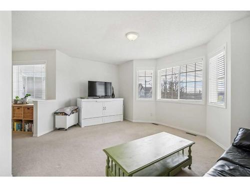 157 Evansmeade Circle Nw, Calgary, AB - Indoor Photo Showing Living Room