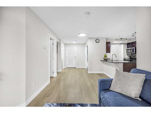 107-7130 80 Ave Ne, Calgary, AB - Indoor Photo Showing Living Room