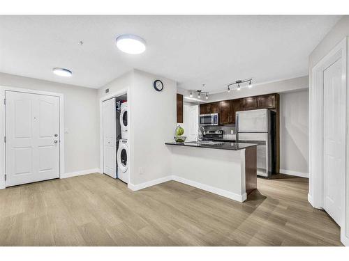 107-7130 80 Ave Ne, Calgary, AB - Indoor Photo Showing Kitchen