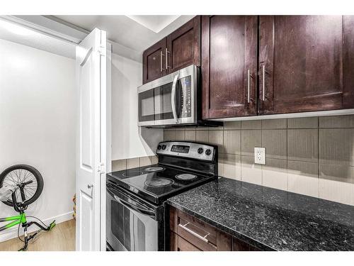 107-7130 80 Ave Ne, Calgary, AB - Indoor Photo Showing Kitchen