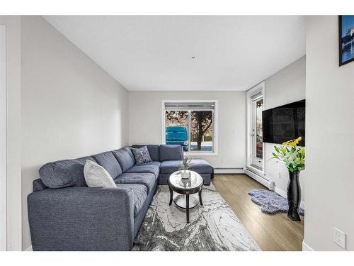 107-7130 80 Ave Ne, Calgary, AB - Indoor Photo Showing Living Room