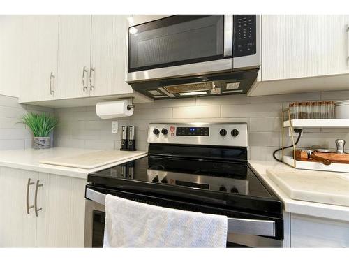 122 Cranbrook Square Se, Calgary, AB - Indoor Photo Showing Kitchen