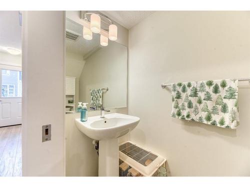 122 Cranbrook Square Se, Calgary, AB - Indoor Photo Showing Bathroom