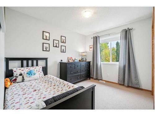 103 Cougarstone Gardens Sw, Calgary, AB - Indoor Photo Showing Bedroom