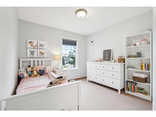 103 Cougarstone Gardens Sw, Calgary, AB - Indoor Photo Showing Bedroom