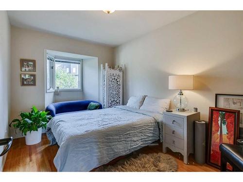 4212 1A Street Sw, Calgary, AB - Indoor Photo Showing Bedroom