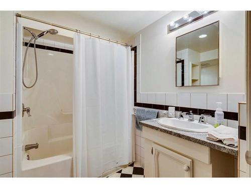 4212 1A Street Sw, Calgary, AB - Indoor Photo Showing Bathroom