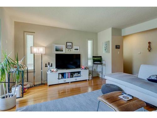 4212 1A Street Sw, Calgary, AB - Indoor Photo Showing Living Room