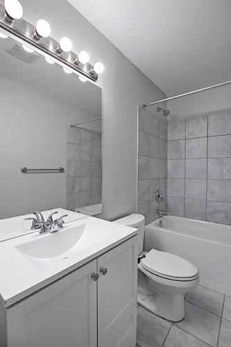 2011 39 Street Se, Calgary, AB - Indoor Photo Showing Bathroom