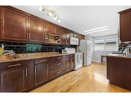 608 104 Avenue Sw, Calgary, AB - Indoor Photo Showing Kitchen