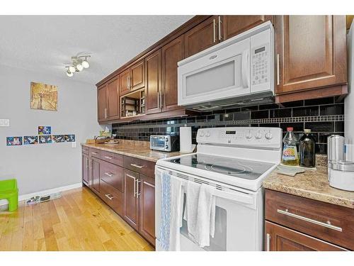 608 104 Avenue Sw, Calgary, AB - Indoor Photo Showing Kitchen