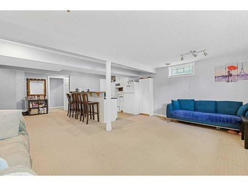 608 104 Avenue Sw, Calgary, AB - Indoor Photo Showing Living Room