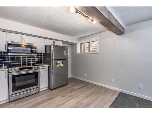 6736 43 Avenue Ne, Calgary, AB - Indoor Photo Showing Kitchen