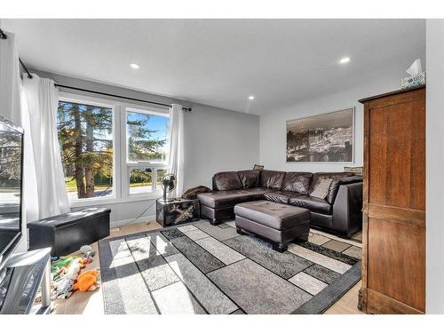 6736 43 Avenue Ne, Calgary, AB - Indoor Photo Showing Living Room