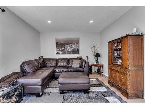 6736 43 Avenue Ne, Calgary, AB - Indoor Photo Showing Living Room