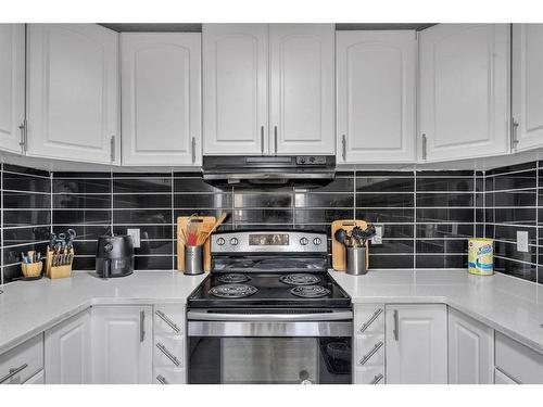 6736 43 Avenue Ne, Calgary, AB - Indoor Photo Showing Kitchen